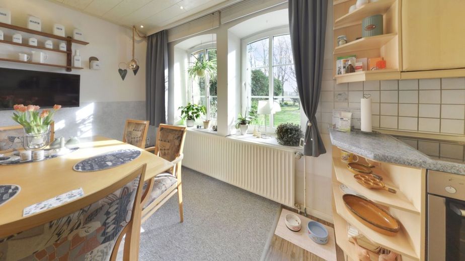 Resthof in echter Alleinlage: Modernisiert | 29.000 m² | 
Einliegerwohnung | Pferdehaltung | Pool – Küche EG