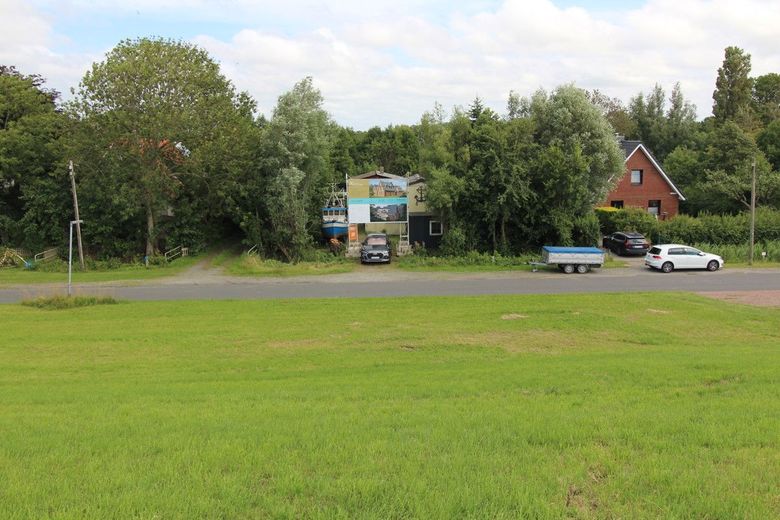 Exquisiter Neubau in idyllischer Lage am Nordseedeich mit 6 ETW inkl. Terrasse oder Balkon- KfW40 EE – Blick vom Deich zum Baugrundstück