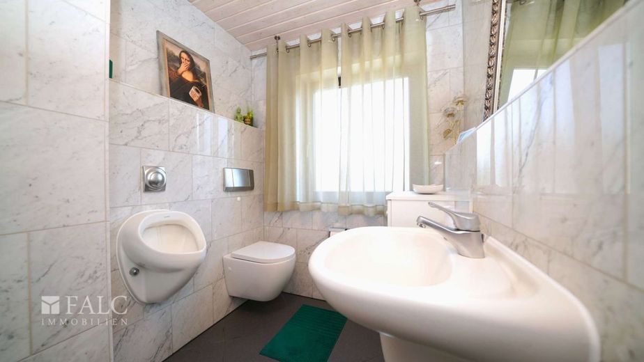 Traumhafte 5-Zimmer Maisonette-Wohnung mit offener Galerie und 2 Stellplätzen! - FALC Immobilien – Gäste-WC