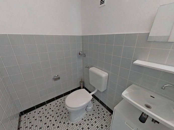 Komfortabel ausgestattete 3-Zi.-Whg. mit BALKON und Wannenbad – Gäste-WC