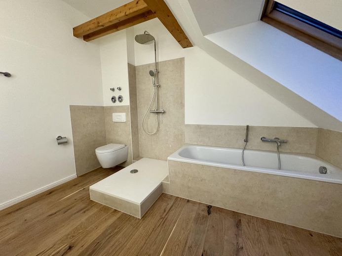 Lutherstraße: 2-Zimmer-Maisonette, fugenloses Bad, tolle Aussicht, Nobilia EBK – Badezimmer III