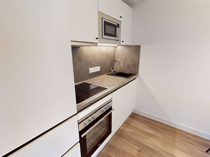 URBAN BASE: Vollmöbliertes 2-Zimmer-Apartment mit EBK, BALKON, ALL-IN-MIETE, UVM. im Wiesbadener Stadtzentrum – Voll ausgestattete Einbauküche