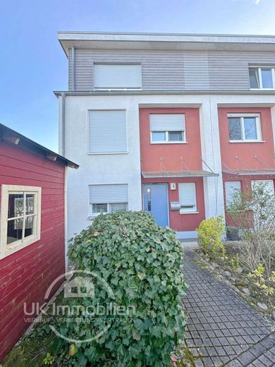 Familienglück in Feldrandlage - mit Sauna, Dachterrasse und Garten – Hausfront
