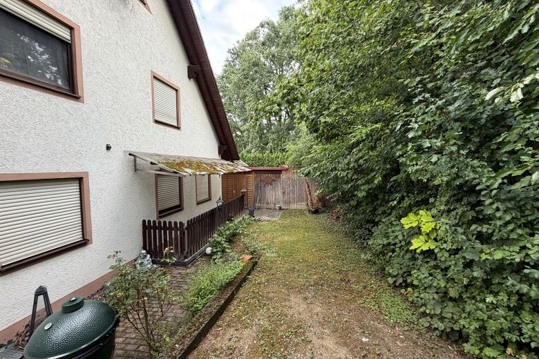 Großzügiges Familienanwesen mit Einliegerwohnung, 225 m² Wohnfläche und besonderem Flair – Überdachter Kellerabgang