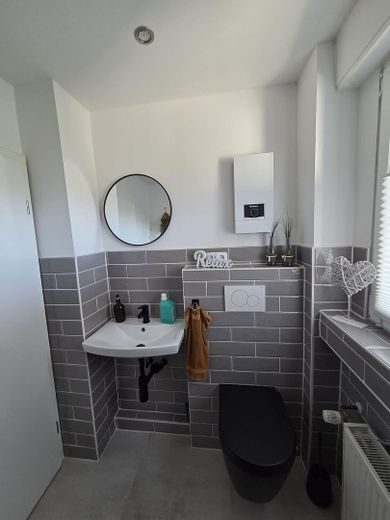 Bellissima casa bifamiliare con ampio giardino, piscina, garage, cucina componibile ecc. – Gäste WC