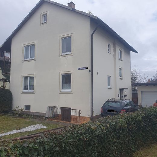 Haus mit Einfahrt und Garage
