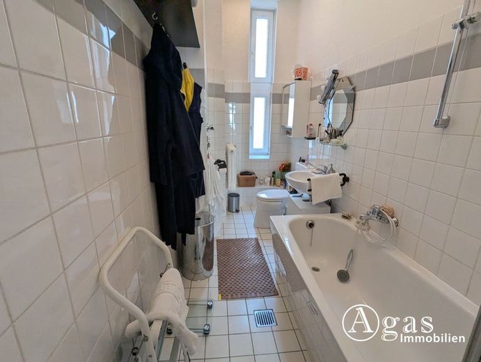 Gut vermietete 3-Zimmer-Altbauwohnung im Mierendorff-Kiez in Charlottenburg – Badezimmer