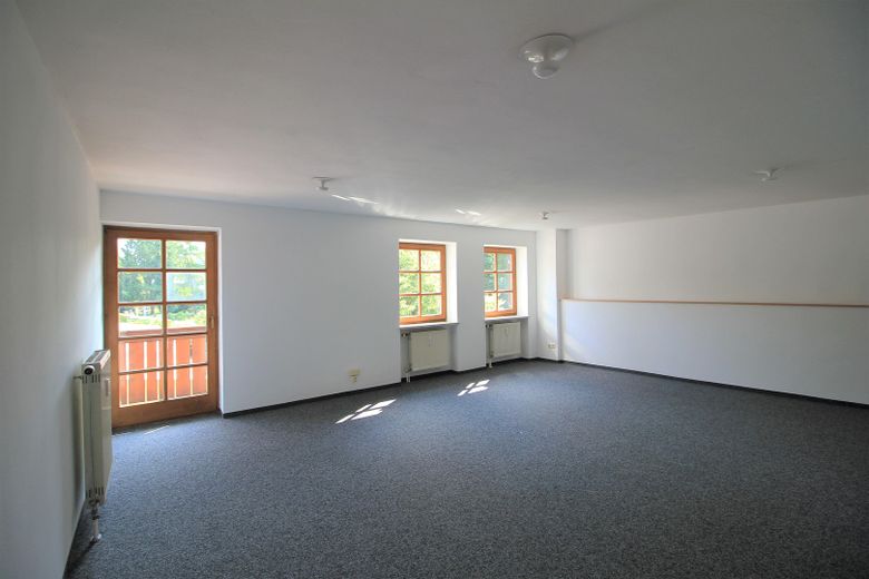 Top location! Beautiful office directly at Max-Josefs-Platz. Balcony & mountain views. No commission! – Büro Süd