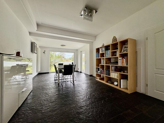 Von privat: Ruhiges Einfamilienhaus mit Einliegerwohnung und unverbaubarem Blick ins Grüne – Wohn- / Esszimmer oben - 2