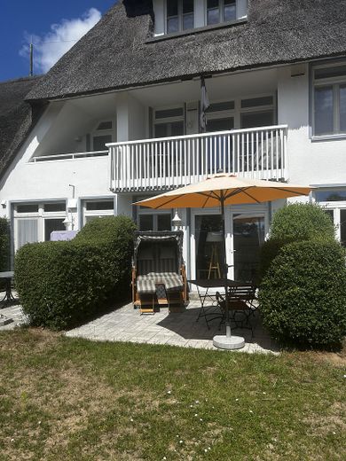 Maritimes Paradies unter Reet auf der Insel Usedom – Terrasse mit hochwertigen Stra