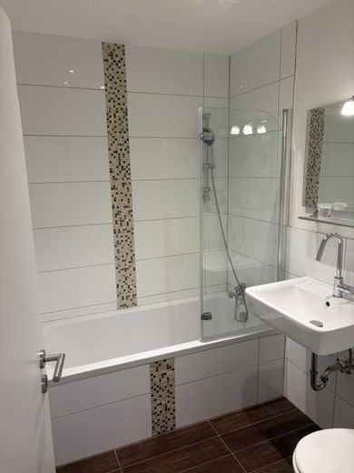 Luminoso appartamento di 3 locali con cucina e bagno a Oberhaunstadt – Bad aus 2013