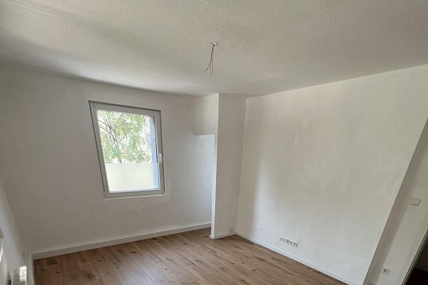 Frisch renovierte/sanierte, helle 2-Zimmerwohnung m. Wohnküche + Tageslicht-Duschbad