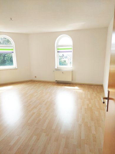 2 Zimmer WE im 3. OG - hell, gut geschnitten Top-Zustand – Wohnzimmer
