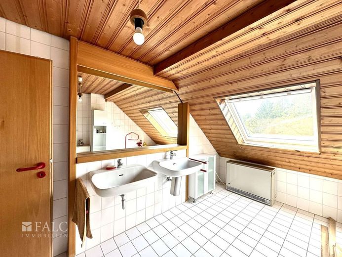 Sonnenhelles Zweifamilienhaus mit separatem Werkstattgebäude! – IMG_1039