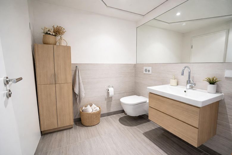 Luxuriöse, moderne 5-Zimmer Maisonette Wohnung mit TG-Stellplatz und Balkon in Südwest-Lage – Badezimmer UG