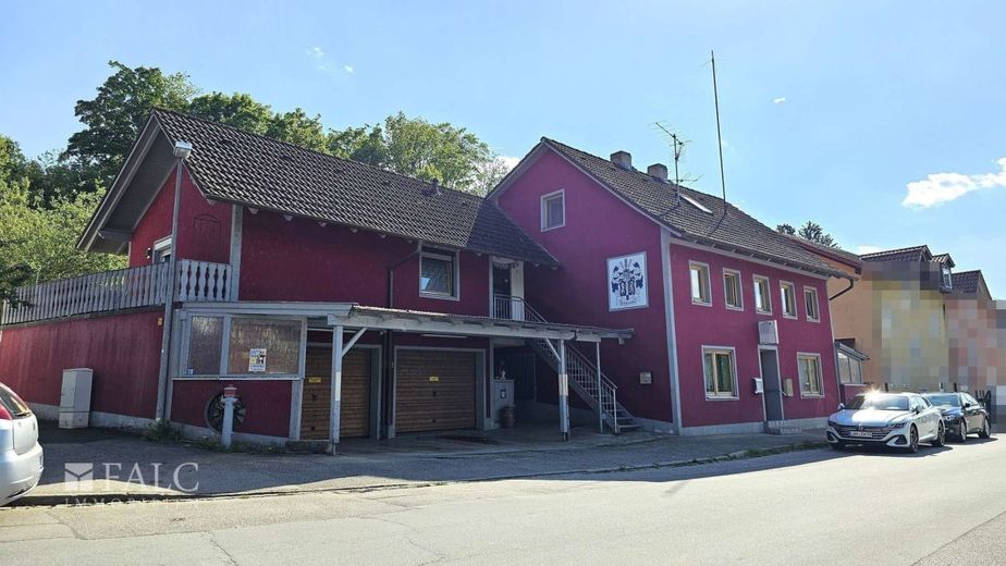 Zweifamilienhaus mit Potenzial in Landau a. d. Isar - zwei Wohneinheiten, Garage &amp; Garten – Außenansicht