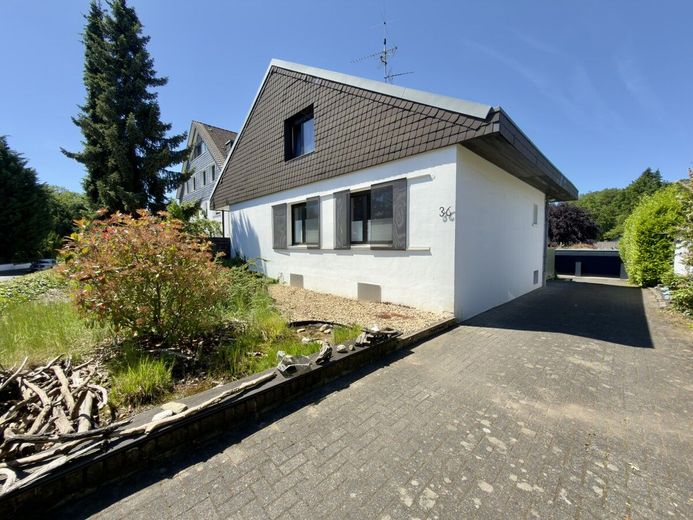 Wohnen &amp; Rendite in einer Hand · 3 - 5 Wohneinheiten · Wintergarten &amp; Traumgarten – Hausansicht