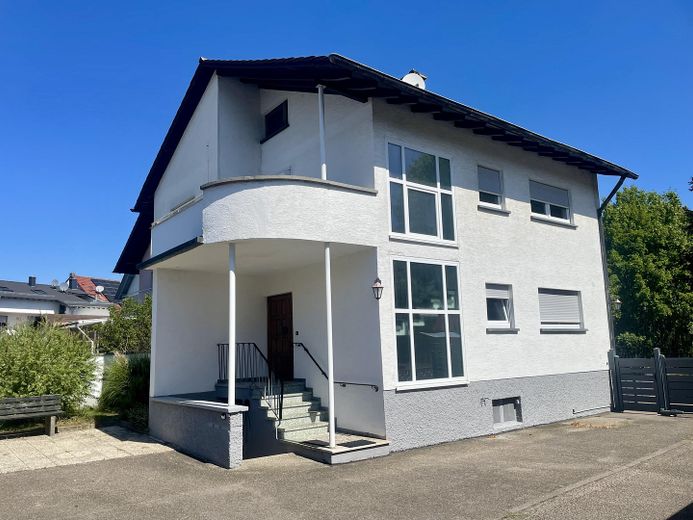 Einfamilienhaus mit 5 Zimmern ab sofort zu vermieten – Ansicht seitlich, hinten