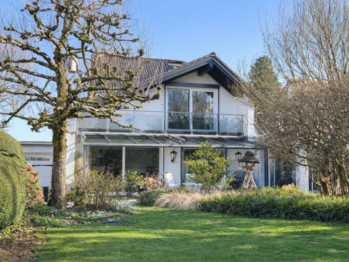 2-Familienhaus in Top-Zustand auf großem, parkähnlichem Grundstück – Foto 1