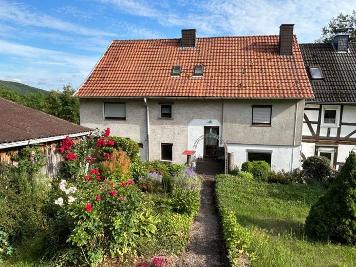 Casa unifamiliare con ampi spazi e potenziale, oltre a fabbricati accessori, a Waldkappel - Rodebach – Foto 1
