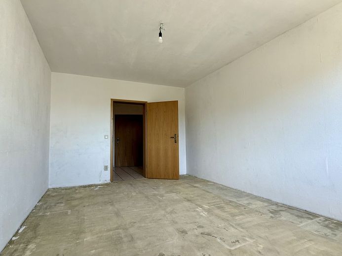 Fröndenberg-Ardey: Taghelle Eigentumswohnung mit praktischem Schnitt, zwei Balkonen und Stellplatz! – Elternschlafzimmer