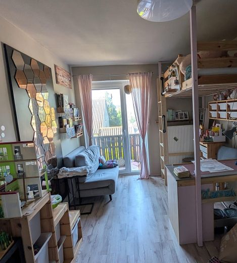 Schweinfurt yakınında misafir daireli ev, ticari salon + imarlı arsa – Kinderzimmer OG