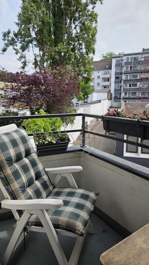 Vivienda moderna en Unterbilk: elegante apartamento con plaza de garaje subterráneo. – Eigener Balkon mit Blick ins G