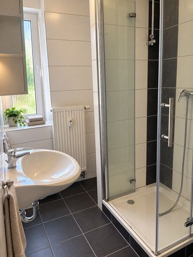 Przestronne, gruntownie wyremontowane mieszkanie 5-pokojowe z balkonem i ogrodem – Badezimmer mit Badewanne