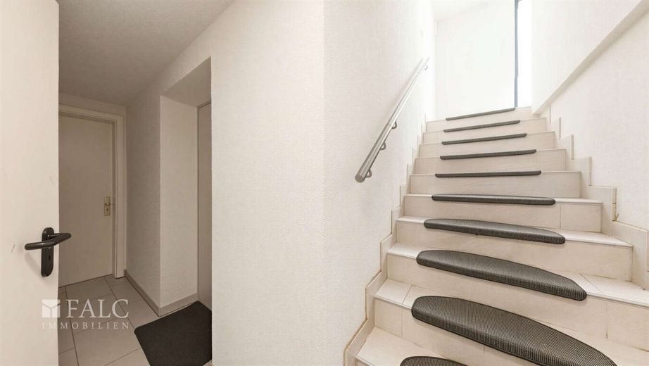 KFW 115 - Kernsaniertes Mehrfamilienhaus mit 7 Wohneinheiten in Stuttgart-Bad Cannstatt – Kellerflur