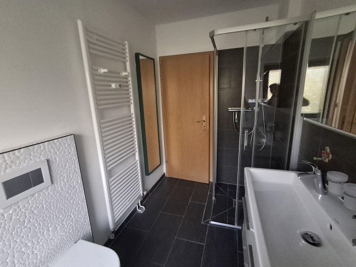 Sonnige EG-Wohnung mit EBK, Wannenbad, Kamin & Garten - von privat an privat – Bad - Dusche