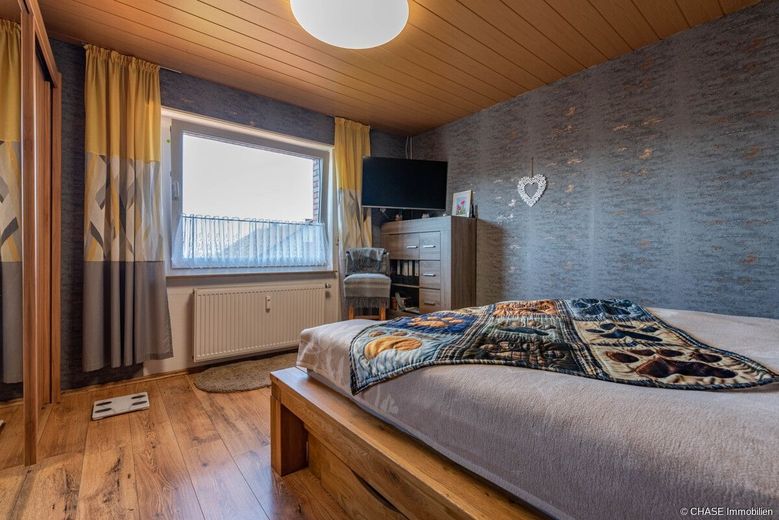 Großzügiges 3-Familienhaus in idyllischer Feldrandlage von Hessisch Oldendorf - OT Rohden! – EG Hp - Schlafzimmer