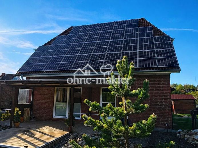 Готово к заселению и без комиссии – односемейный дом с PV + накопителем, район Гамбурга – Foto 1