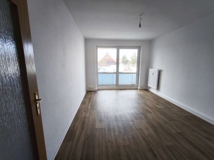 Familienwohnung im Erdgeschoss mit Blick ins Grüne und Einbauküche! – Foto 1