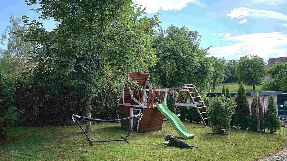 Zmodernizowany dom dwurodzinny z działką o powierzchni 1.219 m² · Klasa energetyczna A – Spielplatz