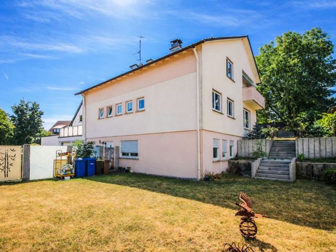 Stilvolle 3-Zimmer-Wohnung mit Garten, Terrasse & Einbauküche im gepflegten 3-Parteien-Haus! – Foto 1