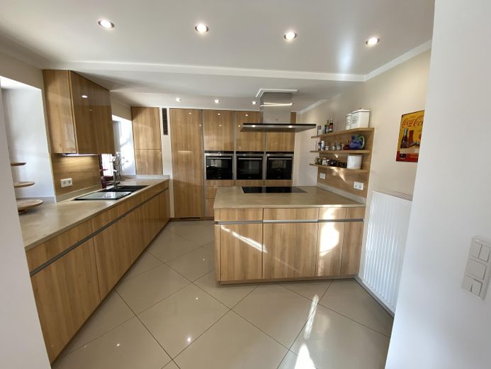 Eşsiz, komisyonsuz! Konut/lifestyle malikanesi, 3 daire, yaklaşık 480m² kullanım alanı, 800m² depo alanı, 7000 m² arsa – Wohnküche im EG