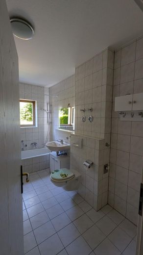Gepflegte Erdgeschosswohnung mit Terrasse & Garage in Passau-Rittsteig – Bad mit Wanne und Fenster