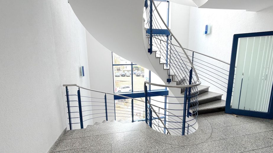 مساحات مكتبية واسعة بين فرانكفورت وكولونيا متاحة بمساحة 180 - 1.500 م² – Treppenhaus