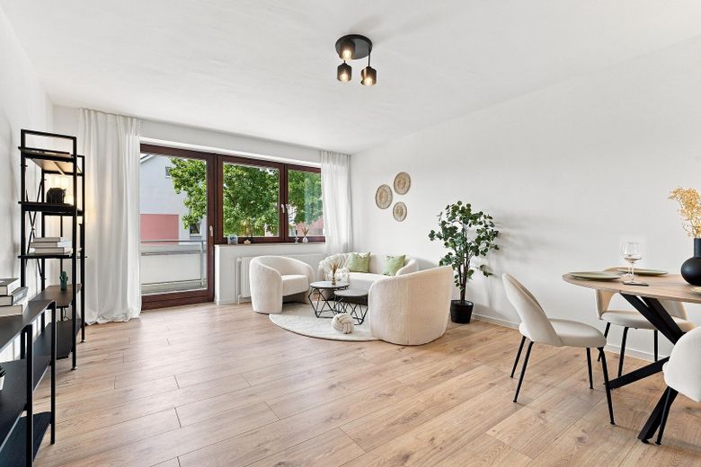 Emménagez immédiatement et sentez-vous chez vous – appartement de deux pièces avec cuisine et salle de bains, fraîchement rénové, à 26123 Oldenburg-Donnerschwee – Wohnzimmer