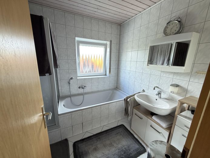 Attraktive 3-Zimmer-DG-Wohnung mit Balkon, TG & Stellplatz in Mühlhausen-Rettigheim – Bad mit Dusche