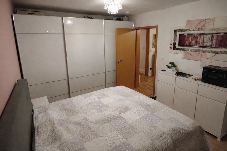 Schlafzimmer mit Möbeln