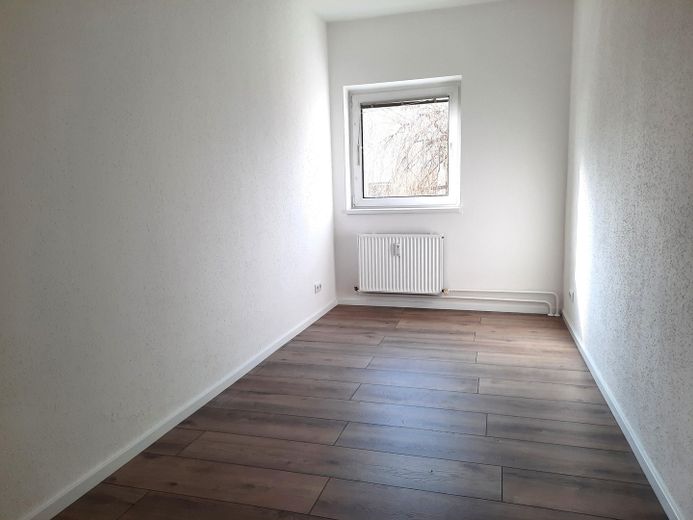 3-Zimmer-Wohnung (72 m²) mit Südwest-Balkon & Stellplatz – umfassend saniert (Provisonsfrei) – Büro / Kinderzimmer