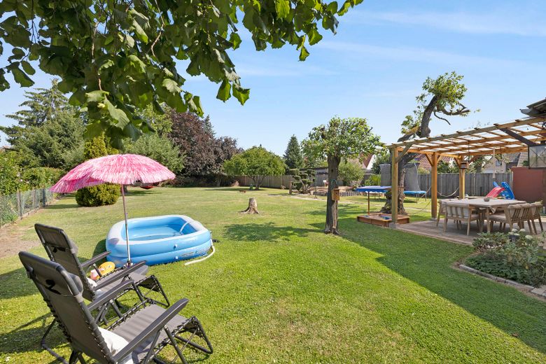 Modernisiertes Einfamilienhaus mit Anbau/ Scheune auf 1.436 m² Grundstück in Ilsede-Groß Lafferde – Garten