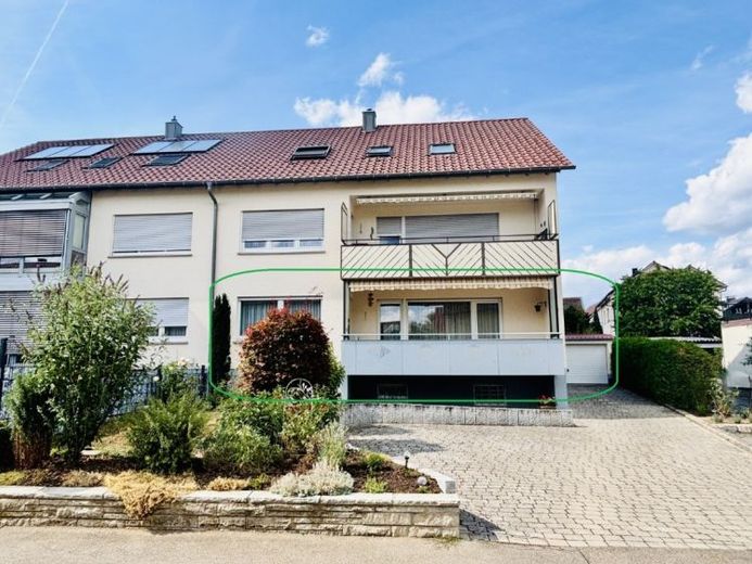 Solido appartamento al piano terra con ampia zona giorno, due balconi e un garage – Photo 1