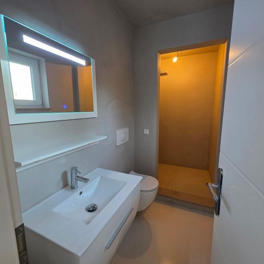 Dusche und WC im Erdgeschoss