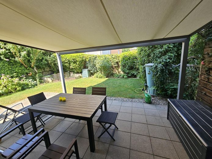 Provisionsfreies Reiheneckhaus in Deizisau: 4 Schlafzimmer, Energie B, sofort frei – Terasse mit Glasdach+Markise