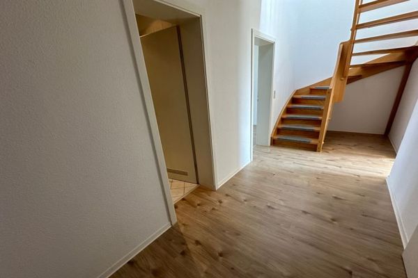 Poszukiwany najemca na zastępstwo! Mieszkanie na dwóch piętrach – 2 łazienki – NOWE panele laminowane!