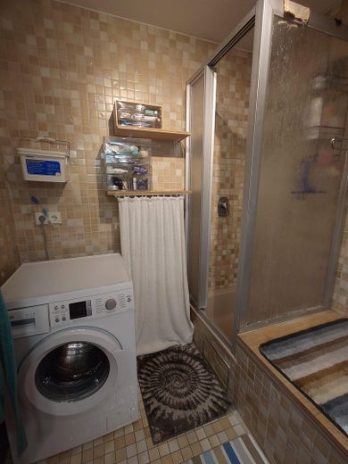 3,5 Zimmer Wohnung, hell, gut geschnitten mit 2 Balkonen und TG – Badezimmer