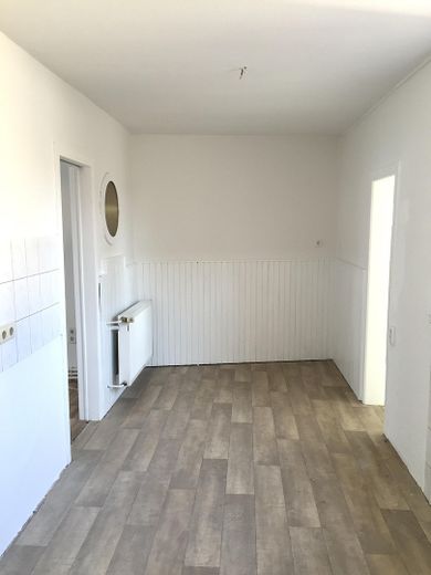 SANS COMMISSION ! Charmante maison mitoyenne modernisée, située dans un quartier central et calme de Bernburg – Photo 4