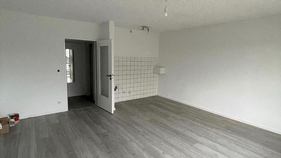 Von priv. - schönes 1-Zi. Single-Appartement in Pad Schloß Neuhaus, ruhige Lage m. Balkon 2.OG – Wohn-Schlafzi. mit Küchenwand